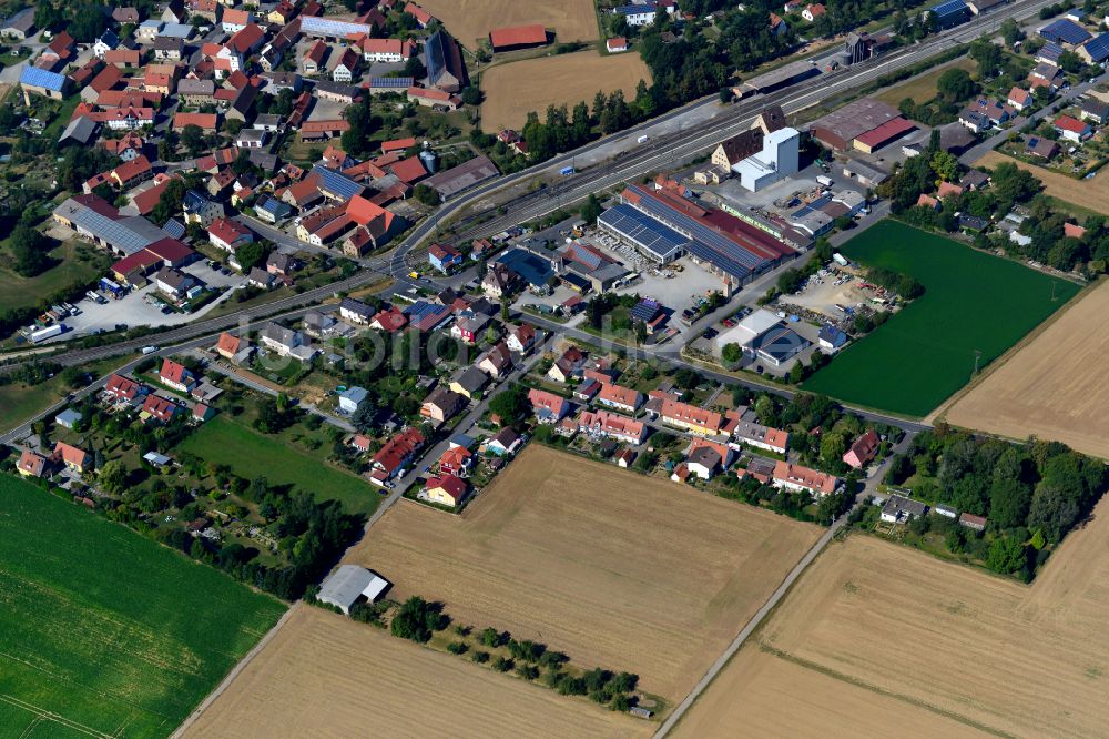 Geroldshausen aus der Vogelperspektive: Wohngebiet einer Einfamilienhaus- Siedlung am Rande von landwirtschaftlichen Feldern in Geroldshausen im Bundesland Bayern, Deutschland