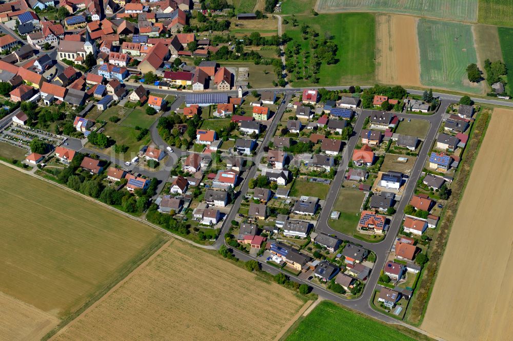 Gramschatz aus der Vogelperspektive: Wohngebiet einer Einfamilienhaus- Siedlung am Rande von landwirtschaftlichen Feldern in Gramschatz im Bundesland Bayern, Deutschland