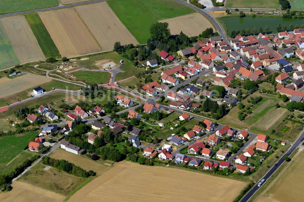 Luftaufnahme Gramschatz - Wohngebiet einer Einfamilienhaus- Siedlung am Rande von landwirtschaftlichen Feldern in Gramschatz im Bundesland Bayern, Deutschland