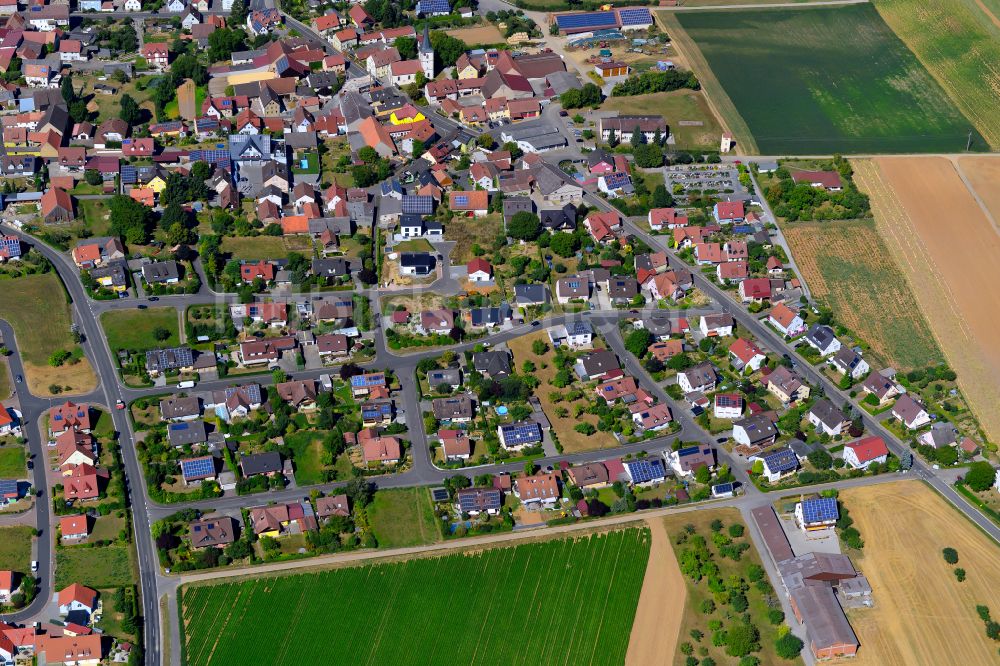 Luftbild Hausen - Wohngebiet einer Einfamilienhaus- Siedlung am Rande von landwirtschaftlichen Feldern in Hausen im Bundesland Bayern, Deutschland