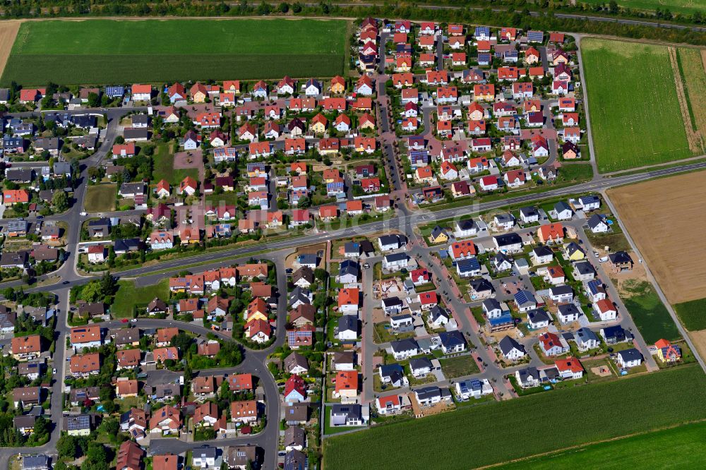 Luftbild Kürnach - Wohngebiet einer Einfamilienhaus- Siedlung am Rande von landwirtschaftlichen Feldern in Kürnach im Bundesland Bayern, Deutschland