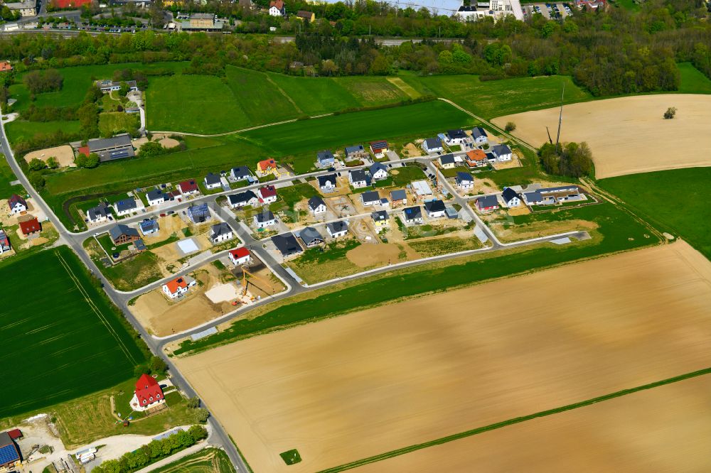 Luftaufnahme Marktbreit - Wohngebiet einer Einfamilienhaus- Siedlung am Rande von landwirtschaftlichen Feldern in Marktbreit im Bundesland Bayern, Deutschland