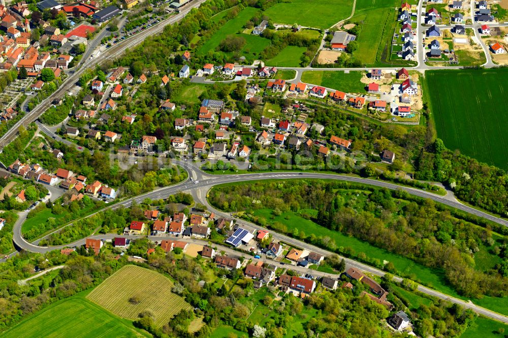 Marktbreit von oben - Wohngebiet einer Einfamilienhaus- Siedlung am Rande von landwirtschaftlichen Feldern in Marktbreit im Bundesland Bayern, Deutschland