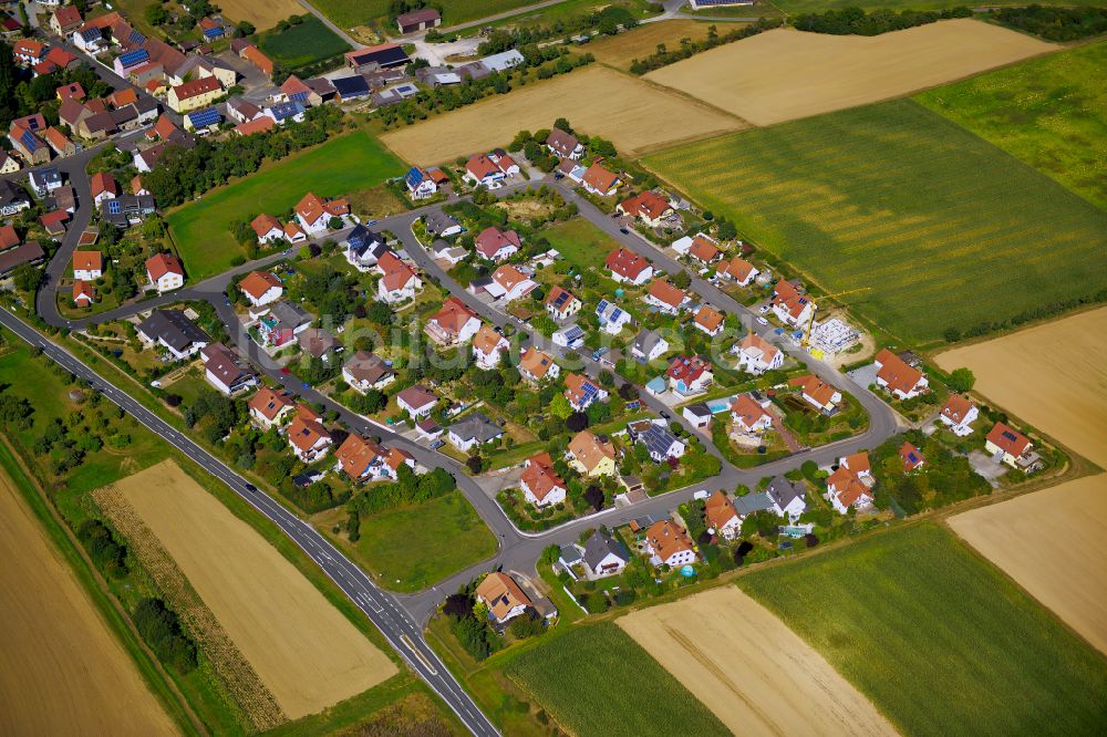 Püssensheim aus der Vogelperspektive: Wohngebiet einer Einfamilienhaus- Siedlung am Rande von landwirtschaftlichen Feldern in Püssensheim im Bundesland Bayern, Deutschland