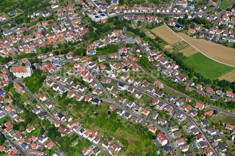 Rimpar aus der Vogelperspektive: Wohngebiet einer Einfamilienhaus- Siedlung am Rande von landwirtschaftlichen Feldern in Rimpar im Bundesland Bayern, Deutschland