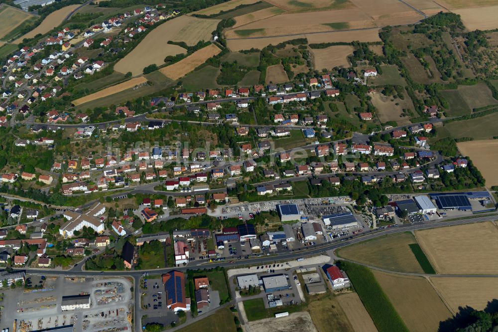 Röttingen aus der Vogelperspektive: Wohngebiet einer Einfamilienhaus- Siedlung am Rande von landwirtschaftlichen Feldern in Röttingen im Bundesland Bayern, Deutschland