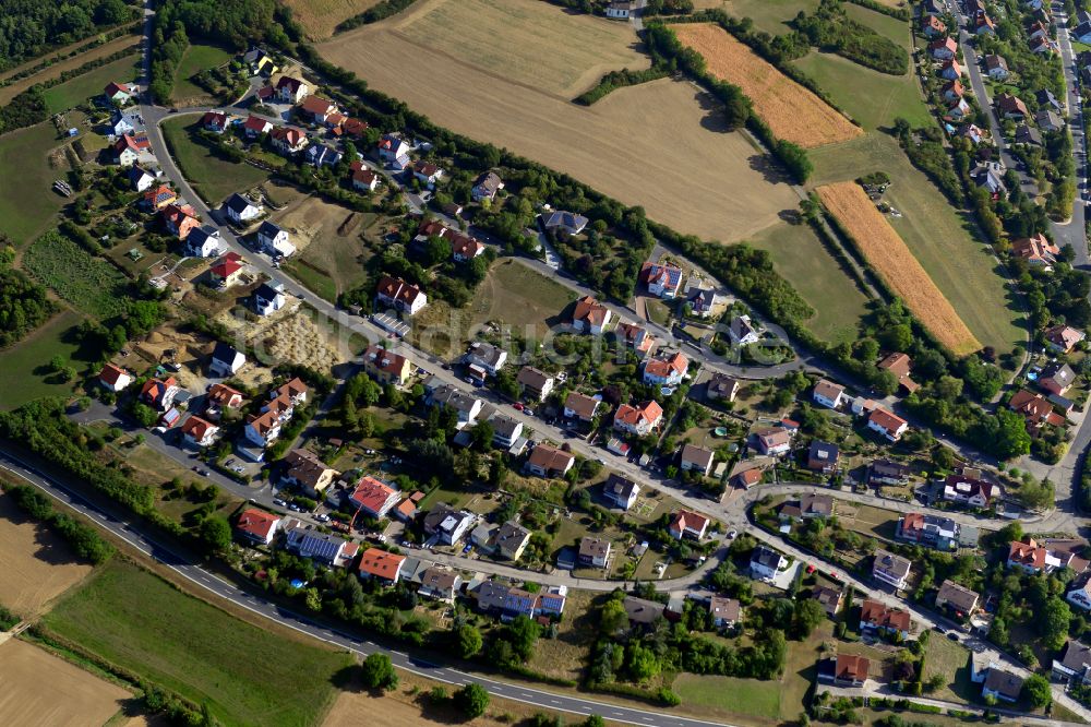 Luftbild Röttingen - Wohngebiet einer Einfamilienhaus- Siedlung am Rande von landwirtschaftlichen Feldern in Röttingen im Bundesland Bayern, Deutschland