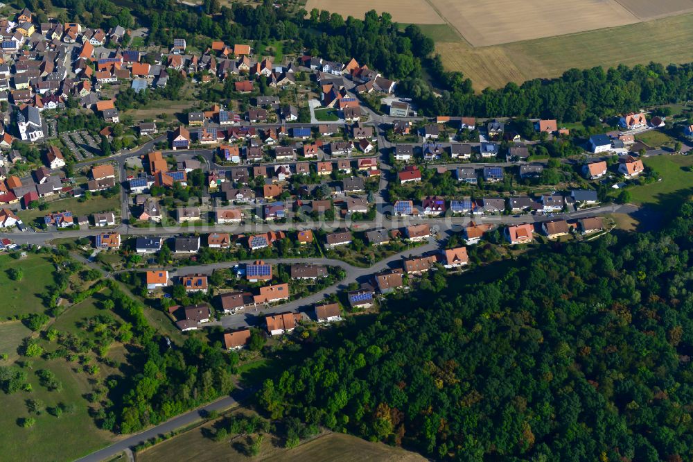 Tauberrettersheim aus der Vogelperspektive: Wohngebiet einer Einfamilienhaus- Siedlung am Rande von landwirtschaftlichen Feldern in Tauberrettersheim im Bundesland Bayern, Deutschland