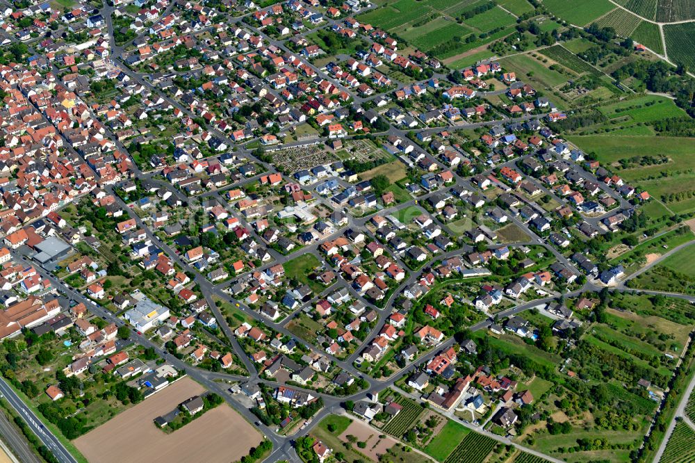 Thüngersheim aus der Vogelperspektive: Wohngebiet einer Einfamilienhaus- Siedlung am Rande von landwirtschaftlichen Feldern in Thüngersheim im Bundesland Bayern, Deutschland