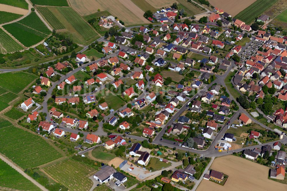 Untereisenheim von oben - Wohngebiet einer Einfamilienhaus- Siedlung am Rande von landwirtschaftlichen Feldern in Untereisenheim im Bundesland Bayern, Deutschland