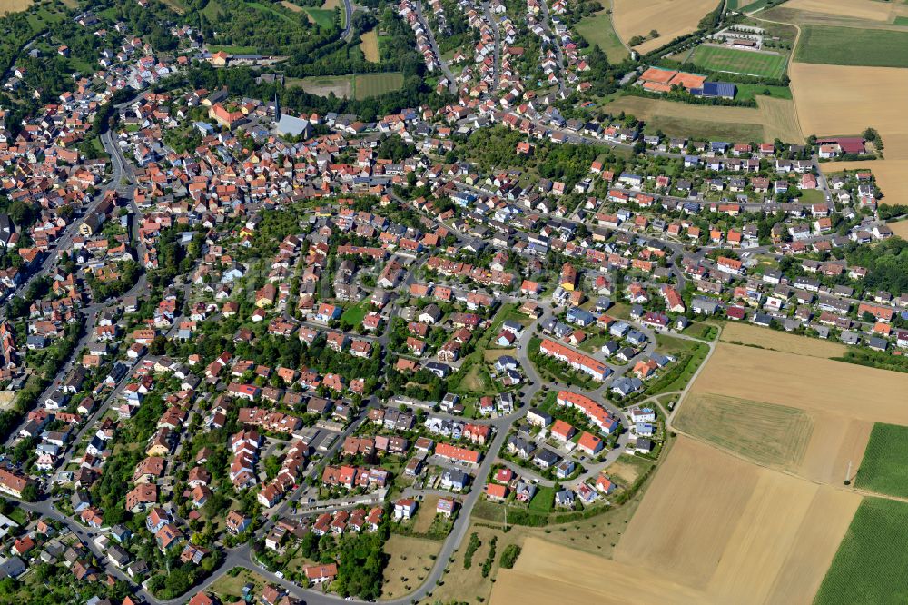 Luftaufnahme Versbach - Wohngebiet einer Einfamilienhaus- Siedlung am Rande von landwirtschaftlichen Feldern in Versbach im Bundesland Bayern, Deutschland