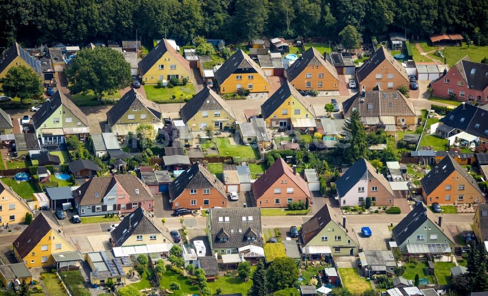 Luftaufnahme Rünthe - Wohngebiet einer Einfamilienhaus- Siedlung in Rünthe im Bundesland Nordrhein-Westfalen, Deutschland