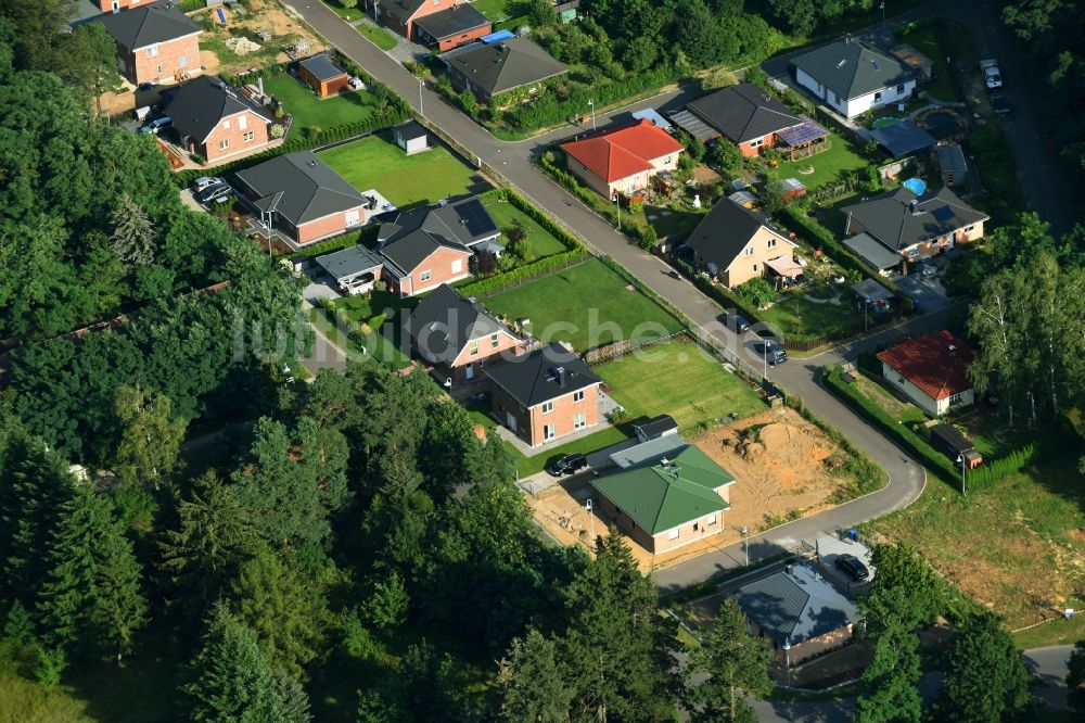 Werneuchen von oben - Wohngebiet einer Einfamilienhaus- Siedlung Rosenstraße - Rosenring in Werneuchen im Bundesland Brandenburg, Deutschland