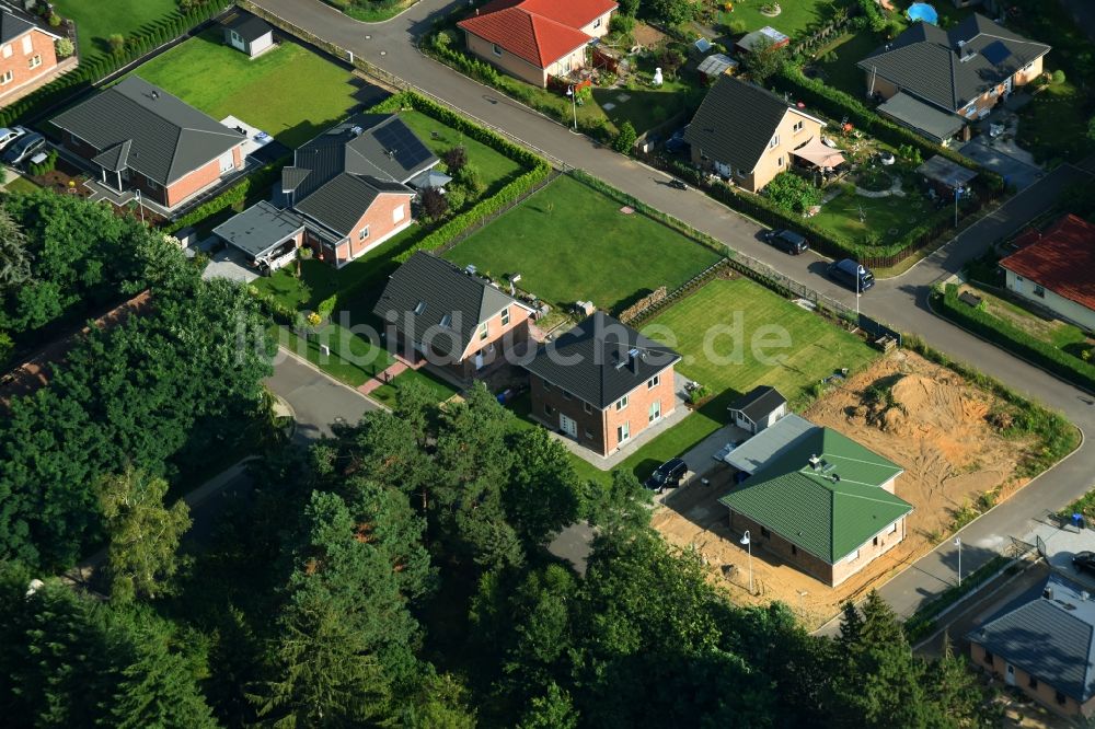 Werneuchen aus der Vogelperspektive: Wohngebiet einer Einfamilienhaus- Siedlung Rosenstraße - Rosenring in Werneuchen im Bundesland Brandenburg, Deutschland