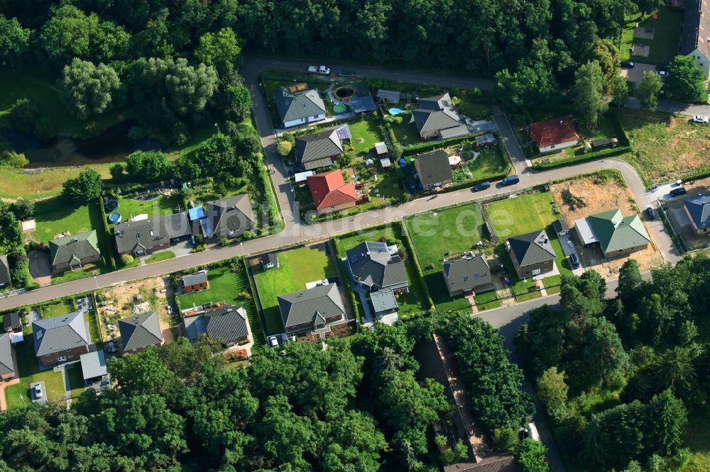 Werneuchen von oben - Wohngebiet einer Einfamilienhaus- Siedlung Rosenstraße - Rosenring in Werneuchen im Bundesland Brandenburg, Deutschland