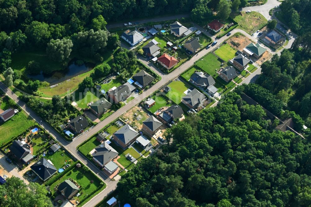 Luftaufnahme Werneuchen - Wohngebiet einer Einfamilienhaus- Siedlung Rosenstraße - Rosenring in Werneuchen im Bundesland Brandenburg, Deutschland