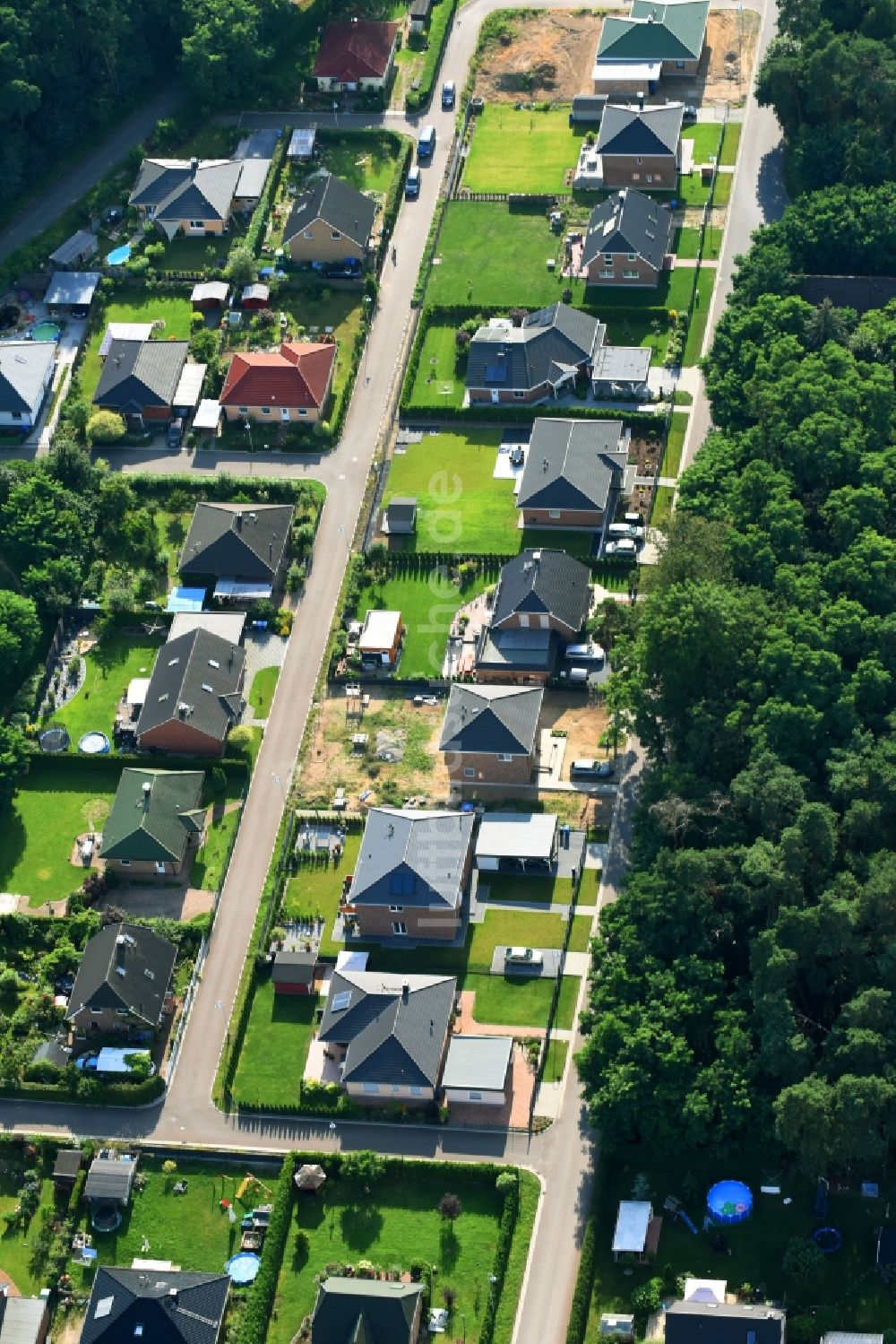 Werneuchen von oben - Wohngebiet einer Einfamilienhaus- Siedlung Rosenstraße - Rosenring in Werneuchen im Bundesland Brandenburg, Deutschland