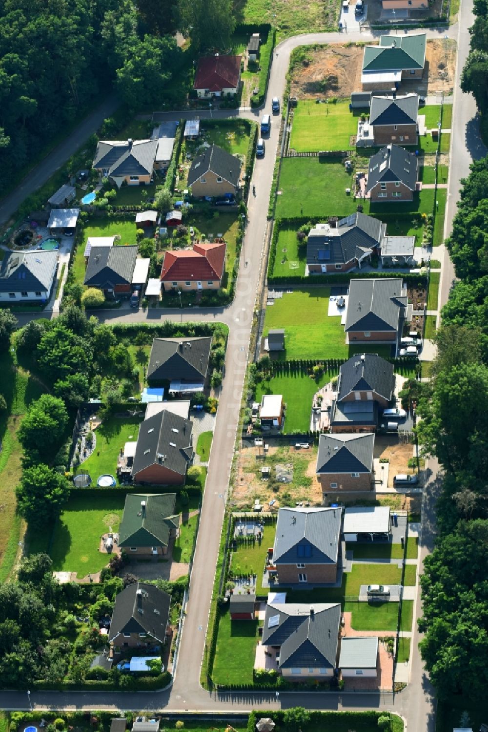 Werneuchen aus der Vogelperspektive: Wohngebiet einer Einfamilienhaus- Siedlung Rosenstraße - Rosenring in Werneuchen im Bundesland Brandenburg, Deutschland