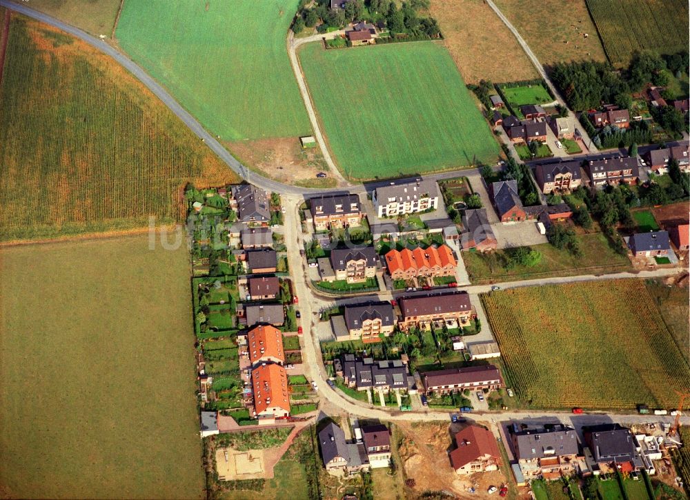 Luftaufnahme Rheinberg - Wohngebiet einer Einfamilienhaus- Siedlung Am Rothen Busch im Ortsteil Alpsray in Rheinberg im Bundesland Nordrhein-Westfalen