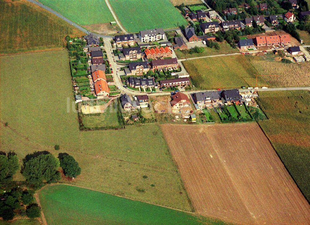 Rheinberg aus der Vogelperspektive: Wohngebiet einer Einfamilienhaus- Siedlung Am Rothen Busch im Ortsteil Alpsray in Rheinberg im Bundesland Nordrhein-Westfalen