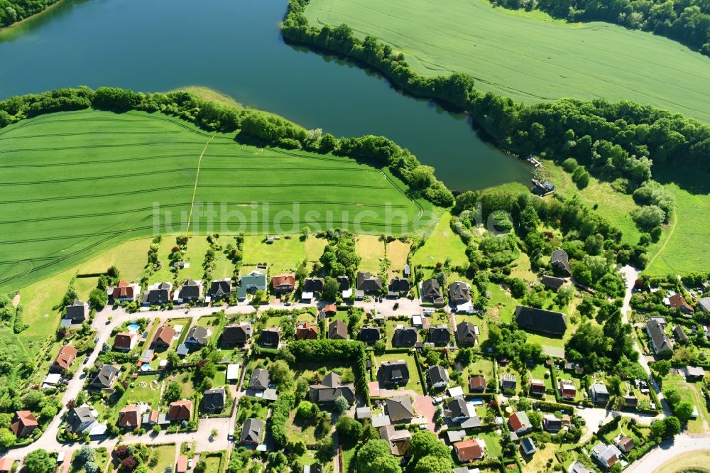 Luftaufnahme Rugensee - Wohngebiet einer Einfamilienhaus- Siedlung in Rugensee im Bundesland Mecklenburg-Vorpommern, Deutschland