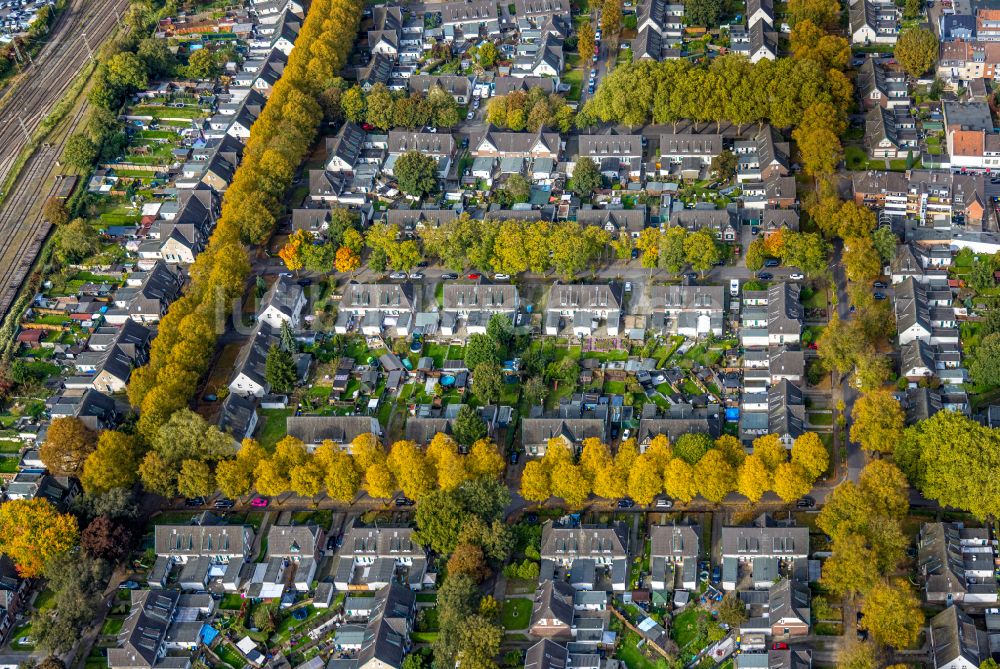 Moers von oben - Wohngebiet einer Einfamilienhaus- Siedlung Ruhrstraße - Marienburger Straße - Alsenstraße - Eupener Straße in Moers im Bundesland Nordrhein-Westfalen, Deutschland