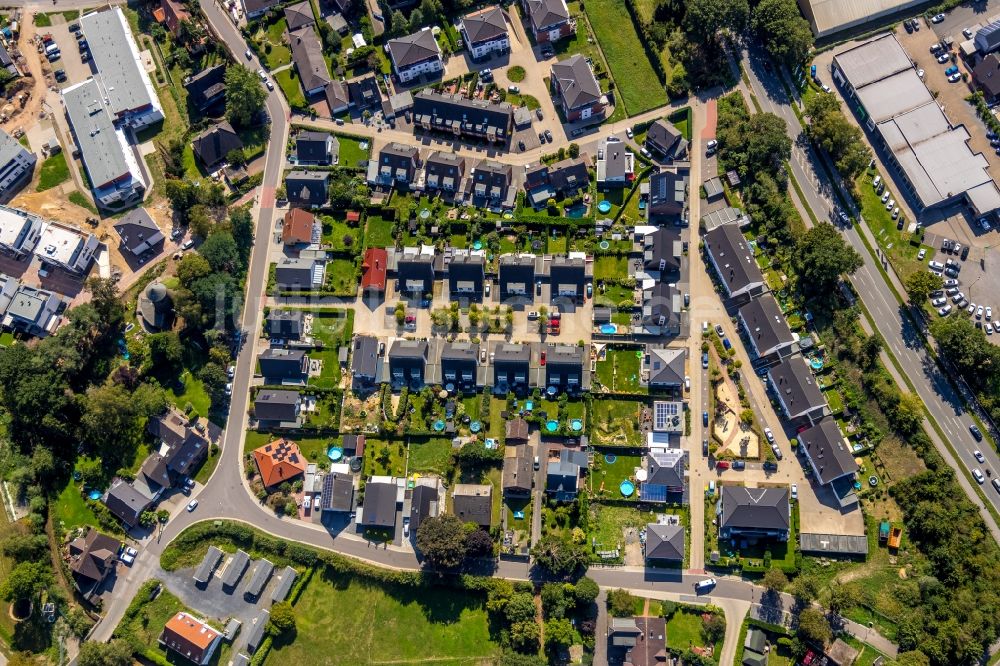 Hünxe von oben - Wohngebiet einer Einfamilienhaus- Siedlung rundum Mühlenhof in Hünxe im Bundesland Nordrhein-Westfalen, Deutschland