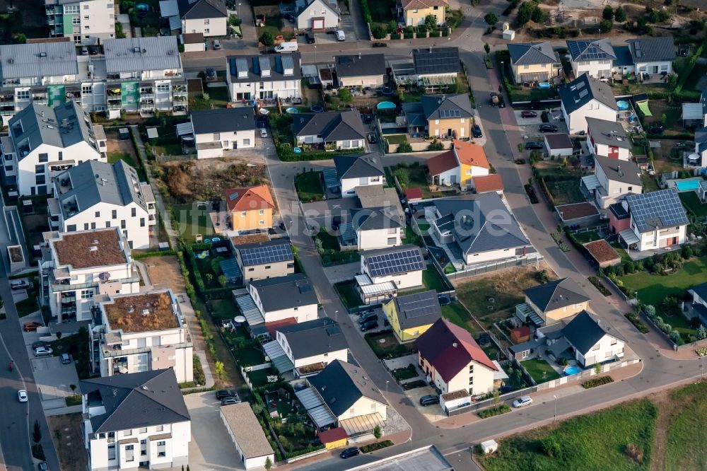 Luftbild Kenzingen - Wohngebiet einer Einfamilienhaus- Siedlung Saarmatten - Breitenfeldstraße - Königsweg im Ortsteil Breitenfeld in Kenzingen im Bundesland Baden-Württemberg, Deutschland