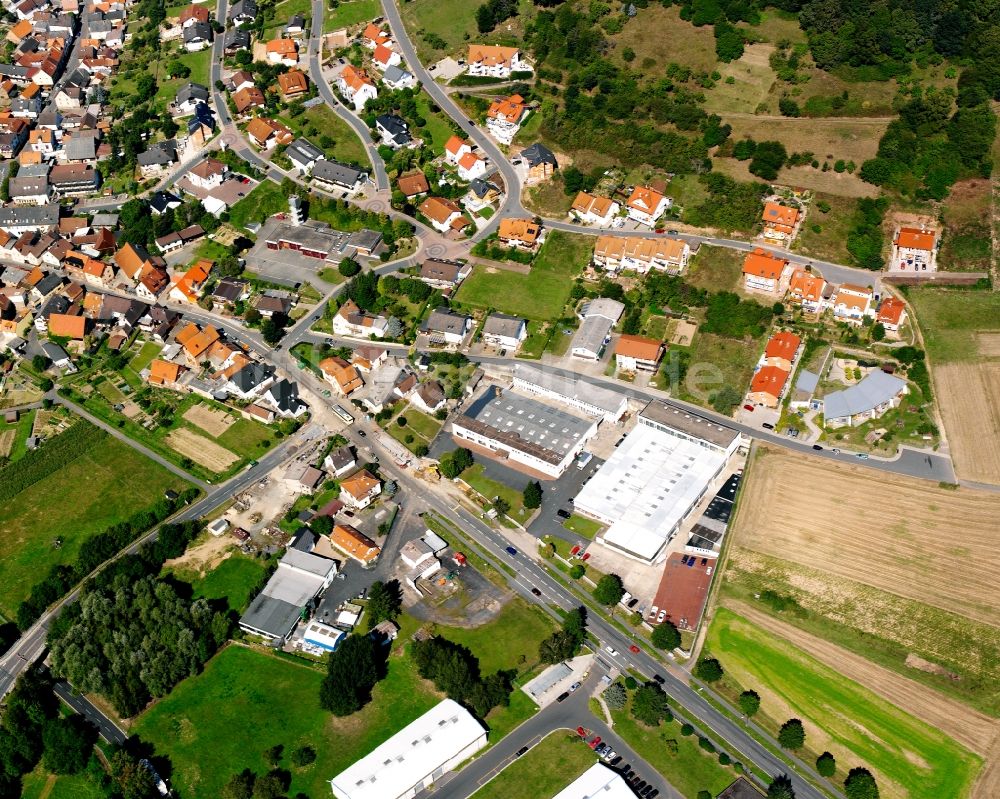 Sandbach von oben - Wohngebiet einer Einfamilienhaus- Siedlung in Sandbach im Bundesland Hessen, Deutschland