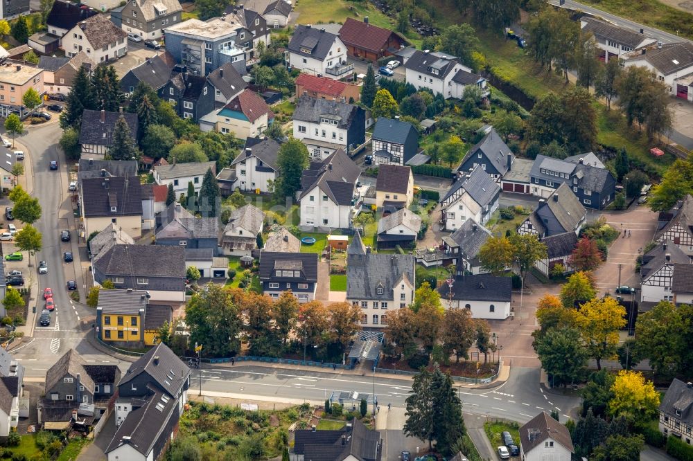 Netphen von oben - Wohngebiet einer Einfamilienhaus- Siedlung am Sankt-Peters-Platz - Oranienstraße in Netphen im Bundesland Nordrhein-Westfalen, Deutschland