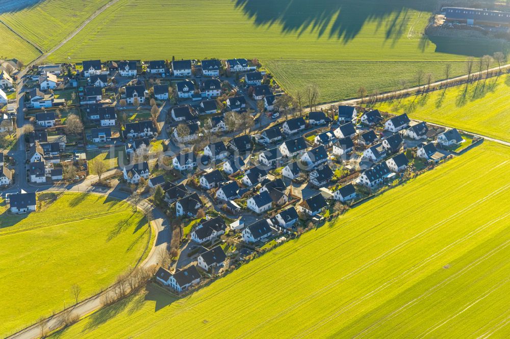 Eslohe (Sauerland) aus der Vogelperspektive: Wohngebiet einer Einfamilienhaus- Siedlung am Sankt-Rochus-Weg - Im Westenfeld in Eslohe (Sauerland) im Bundesland Nordrhein-Westfalen, Deutschland