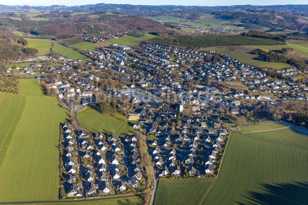 Luftaufnahme Eslohe (Sauerland) - Wohngebiet einer Einfamilienhaus- Siedlung am Sankt-Rochus-Weg - Im Westenfeld in Eslohe (Sauerland) im Bundesland Nordrhein-Westfalen, Deutschland