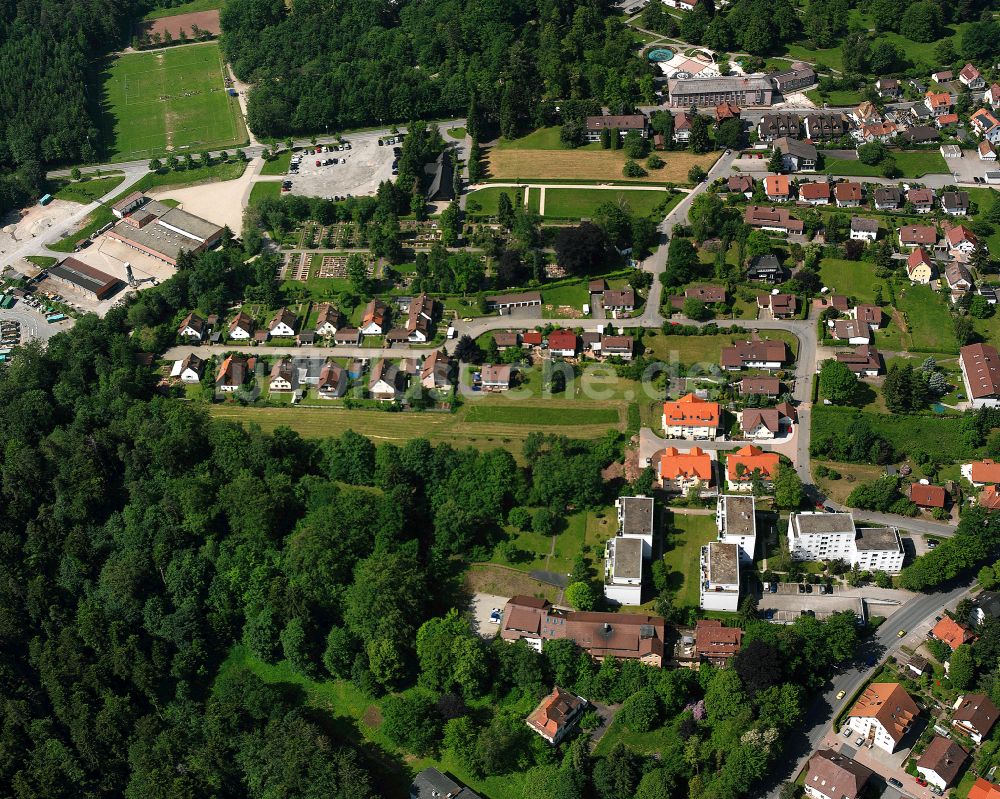 Schömberg aus der Vogelperspektive: Wohngebiet einer Einfamilienhaus- Siedlung in Schömberg im Bundesland Baden-Württemberg, Deutschland