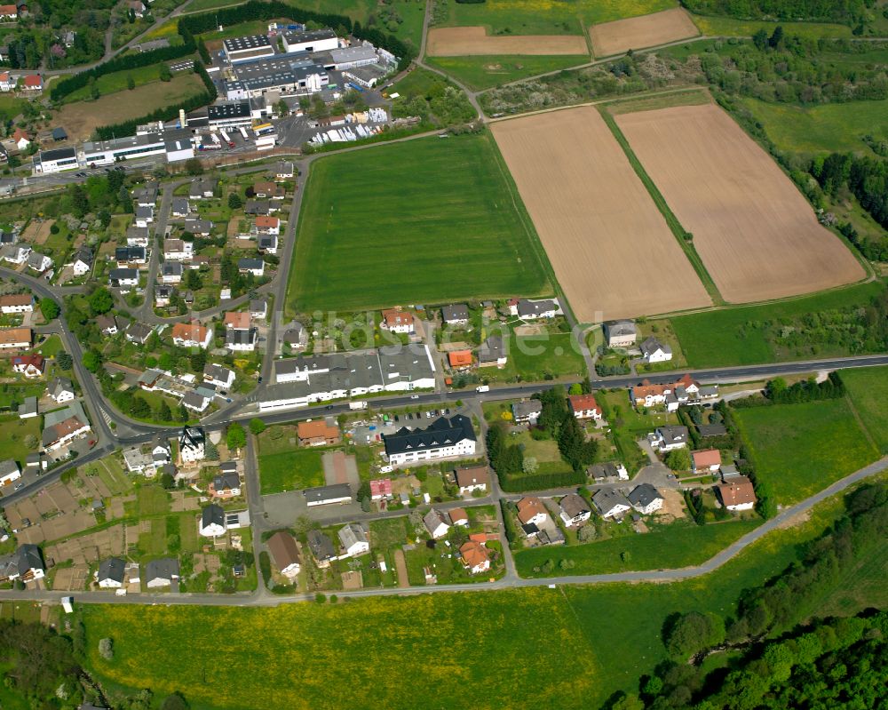 Luftaufnahme Schönbach - Wohngebiet einer Einfamilienhaus- Siedlung in Schönbach im Bundesland Hessen, Deutschland