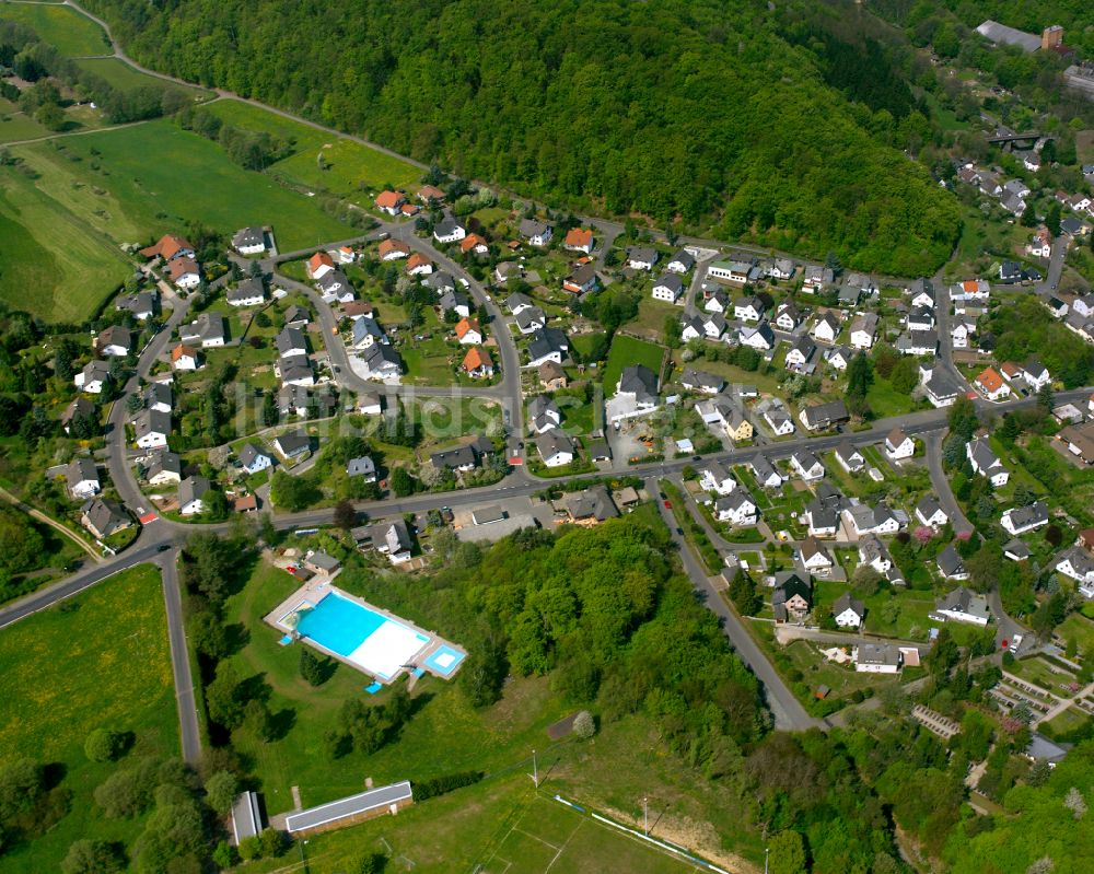 Schönbach von oben - Wohngebiet einer Einfamilienhaus- Siedlung in Schönbach im Bundesland Hessen, Deutschland