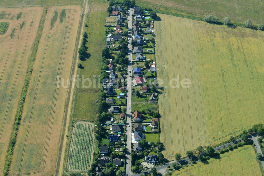 Luftaufnahme Schönefeld - Wohngebiet einer Einfamilienhaus- Siedlung in Schönefeld im Bundesland Brandenburg