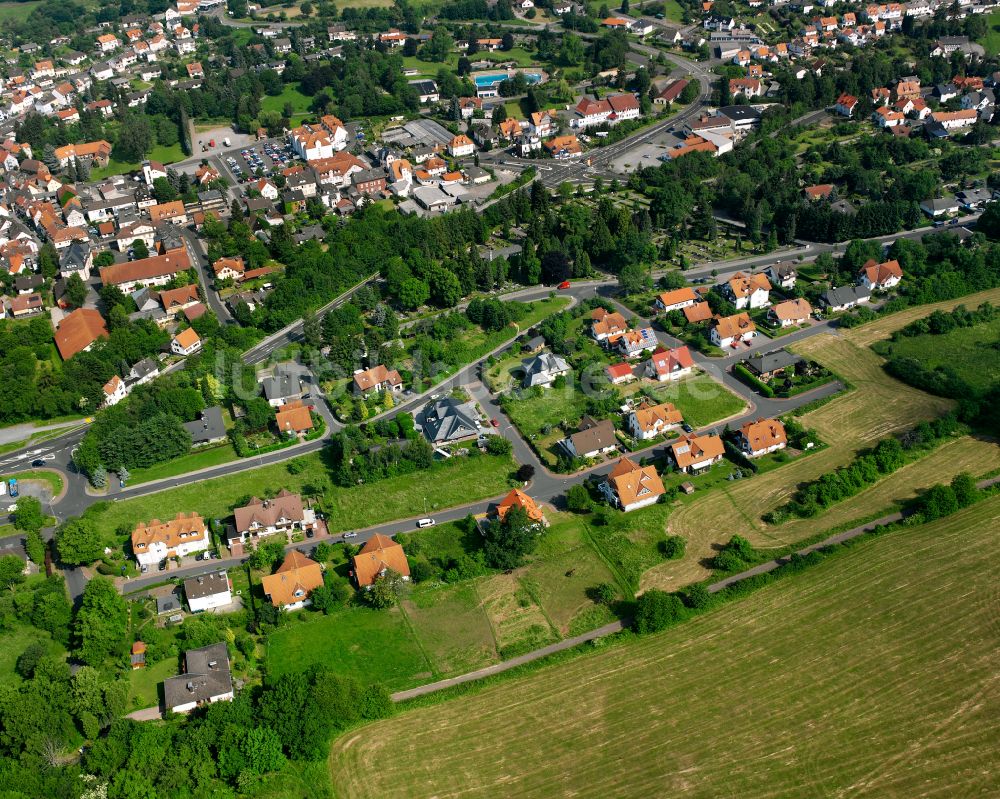 Luftaufnahme Schotten - Wohngebiet einer Einfamilienhaus- Siedlung in Schotten im Bundesland Hessen, Deutschland