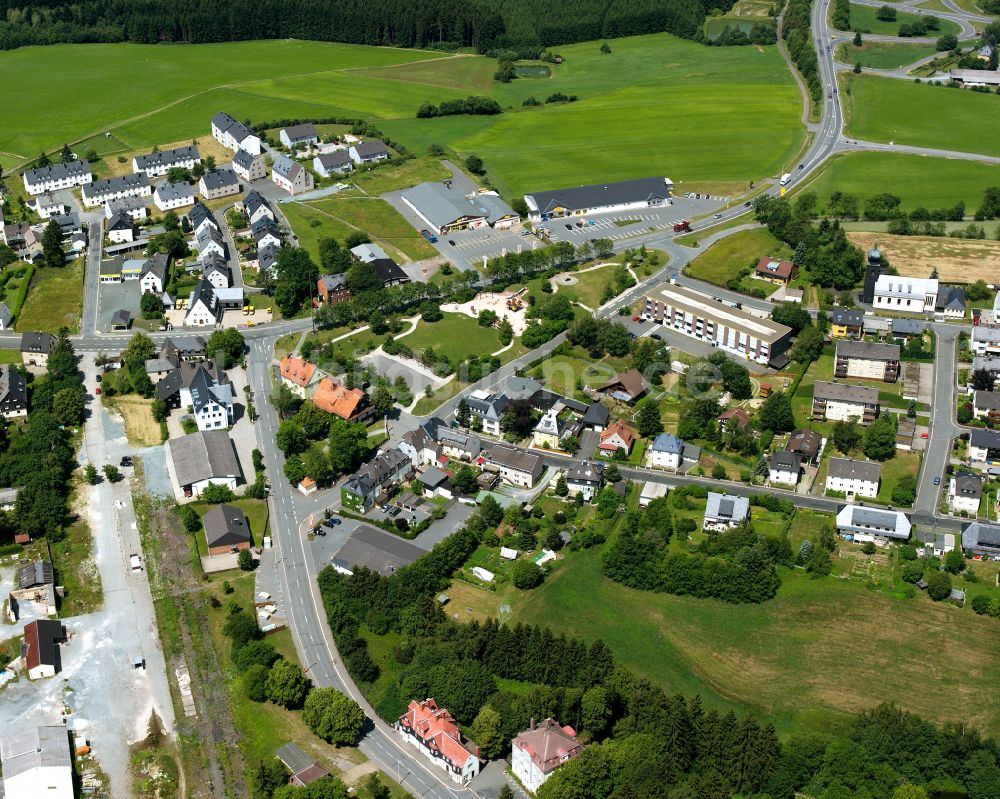 Schwarzenbach am Wald aus der Vogelperspektive: Wohngebiet einer Einfamilienhaus- Siedlung in Schwarzenbach am Wald im Bundesland Bayern, Deutschland