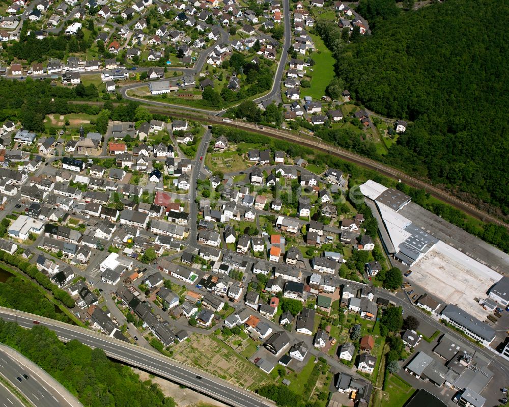 Sechshelden von oben - Wohngebiet einer Einfamilienhaus- Siedlung in Sechshelden im Bundesland Hessen, Deutschland