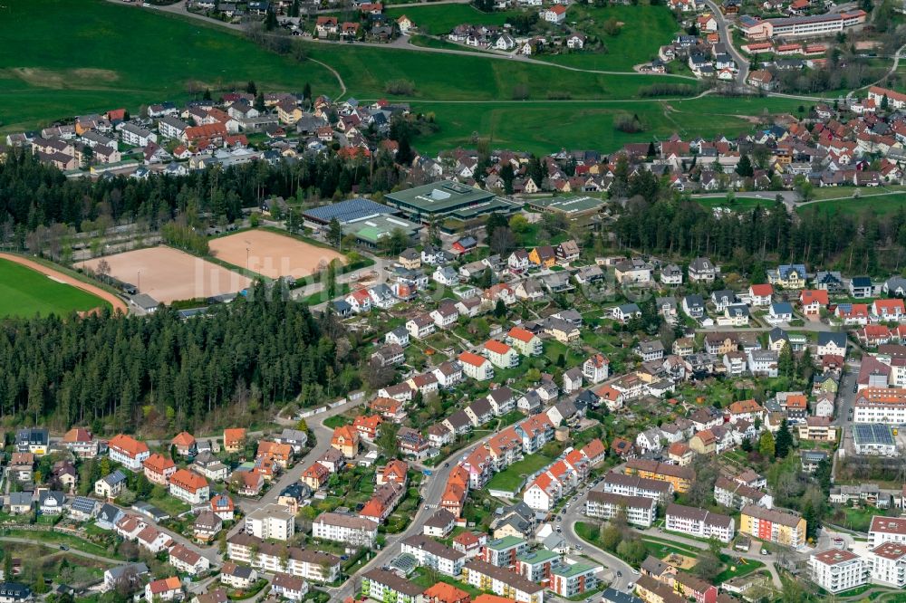 Luftbild Sankt Georgen - Wohngebiet einer Einfamilienhaus- Siedlung und Sportanlagen in Sankt Georgen im Bundesland Baden-Württemberg, Deutschland