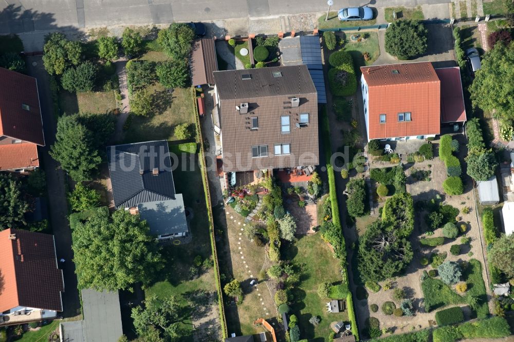 Luftaufnahme Berlin - Wohngebiet einer Einfamilienhaus- Siedlung im Stadtteil Karow in Berlin