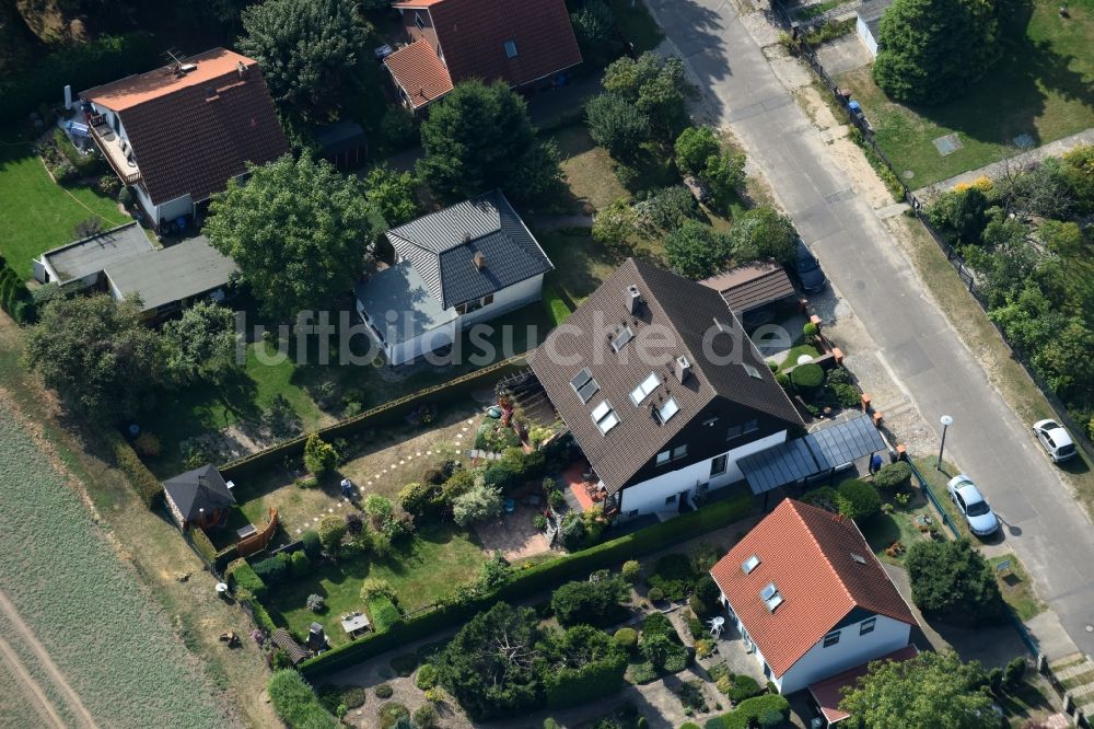 Berlin von oben - Wohngebiet einer Einfamilienhaus- Siedlung im Stadtteil Karow in Berlin