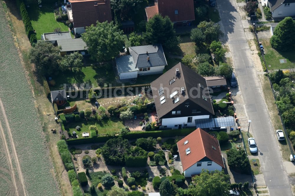 Berlin aus der Vogelperspektive: Wohngebiet einer Einfamilienhaus- Siedlung im Stadtteil Karow in Berlin