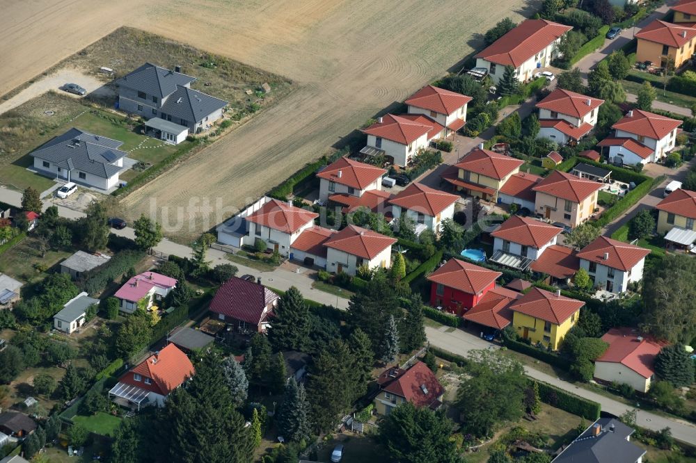 Ahrensfelde aus der Vogelperspektive: Wohngebiet einer Einfamilienhaus- Siedlung Steinstraße - Am Feldrain in Ahrensfelde im Bundesland Brandenburg