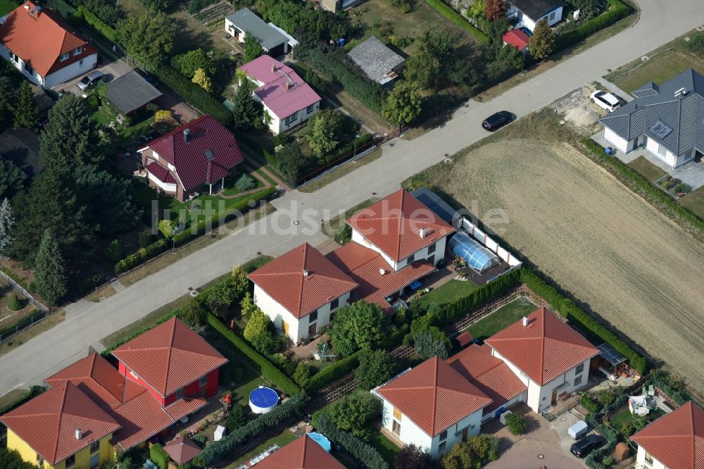 Ahrensfelde aus der Vogelperspektive: Wohngebiet einer Einfamilienhaus- Siedlung Steinstraße - Am Feldrain in Ahrensfelde im Bundesland Brandenburg