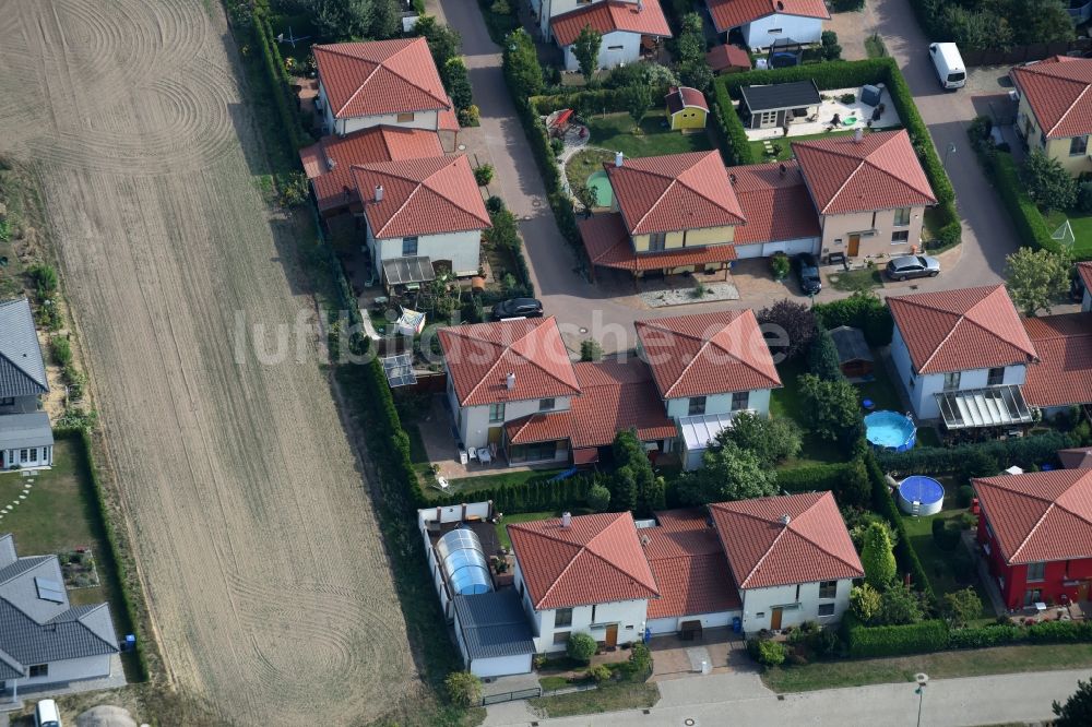 Ahrensfelde aus der Vogelperspektive: Wohngebiet einer Einfamilienhaus- Siedlung Steinstraße - Am Feldrain in Ahrensfelde im Bundesland Brandenburg