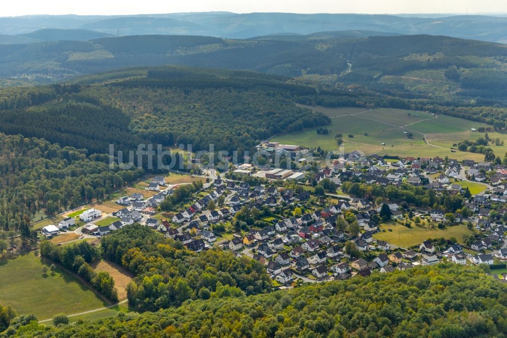 Luftaufnahme Wilnsdorf - Wohngebiet einer Einfamilienhaus- Siedlung an der Straße Grüner Baum - Bundesstraße B54 und in Wilnsdorf im Bundesland Nordrhein-Westfalen, Deutschland