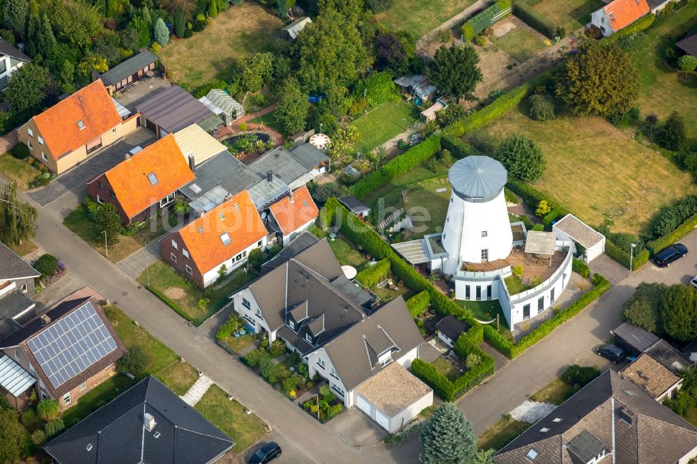 Luftaufnahme Wesel - Wohngebiet einer Einfamilienhaus- Siedlung mit einer umgebauten Windmühle zu einem Einfamilienhaus in Wesel im Bundesland Nordrhein-Westfalen