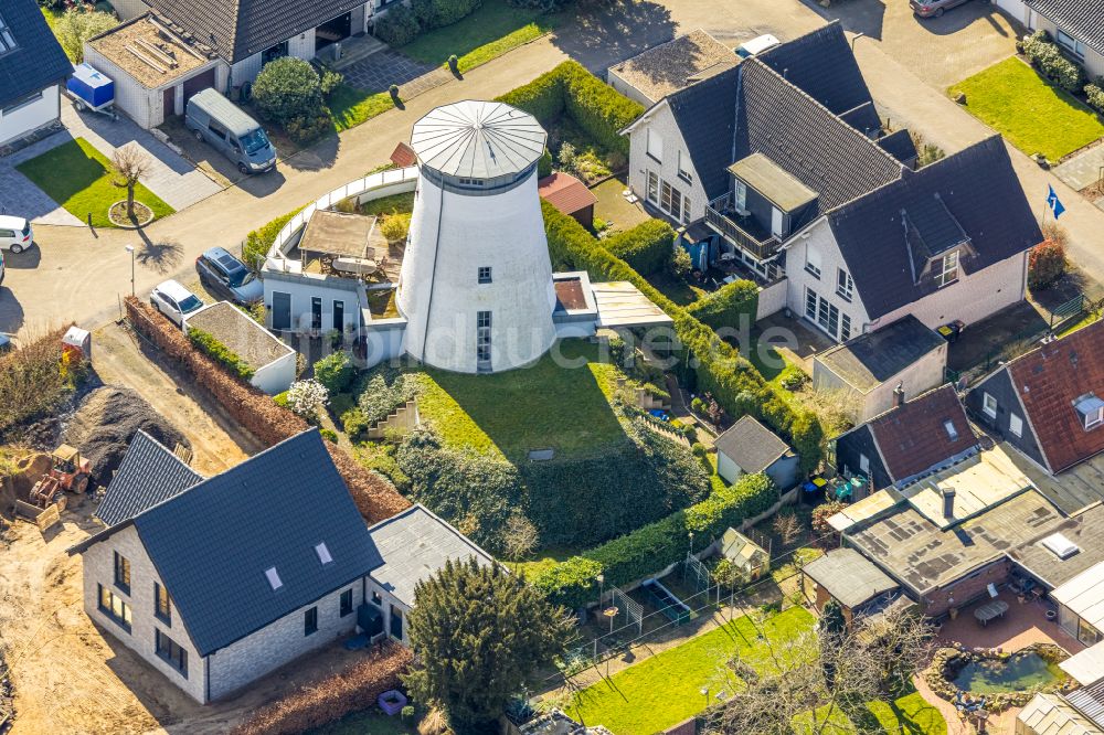 Wesel von oben - Wohngebiet einer Einfamilienhaus- Siedlung mit einer umgebauten Windmühle zu einem Einfamilienhaus in Wesel im Bundesland Nordrhein-Westfalen