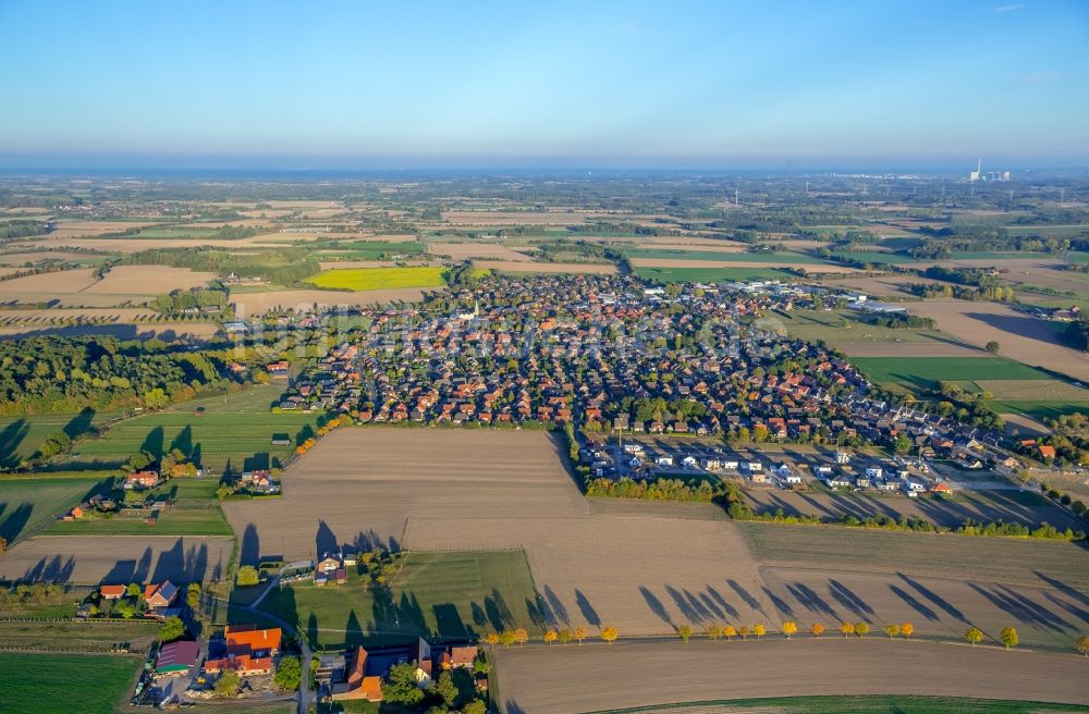 Nordkirchen aus der Vogelperspektive: Wohngebiet einer Einfamilienhaus- Siedlung an der Unterstraße und Julius-Schwieters-Straße im Ortsteil Südkirchen in Nordkirchen im Bundesland Nordrhein-Westfalen